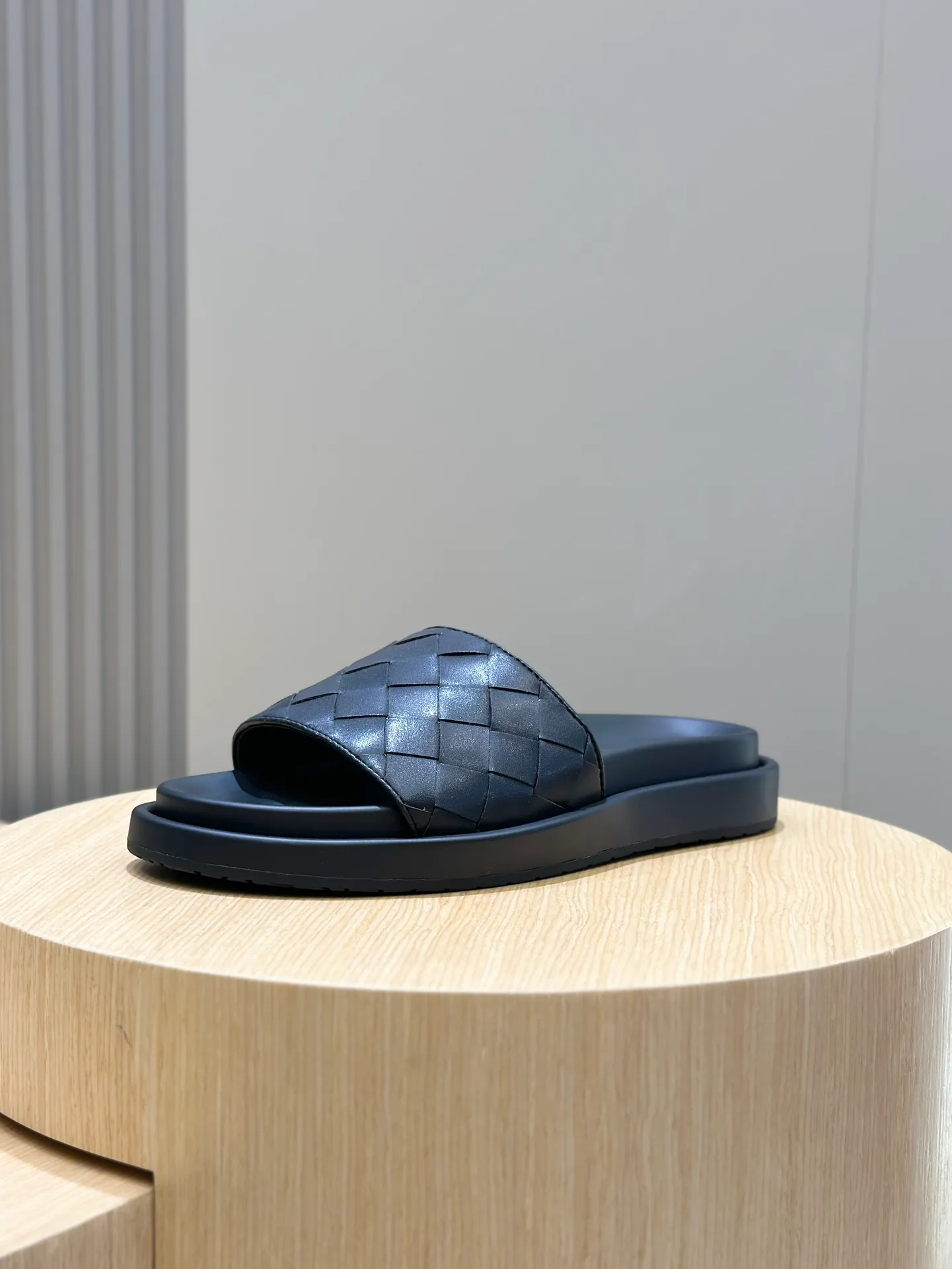 Factory price: 360💰BV hand-woven men's slippers and sandals - suitable for walking. It still emphasizes minimalism and practical wearability, but is full of vivid artistry. Super classic, luxurious and comfortable, imported cowhide + cowhide lining + lightweight outsole Size: 39-44 (customized at 38.45)